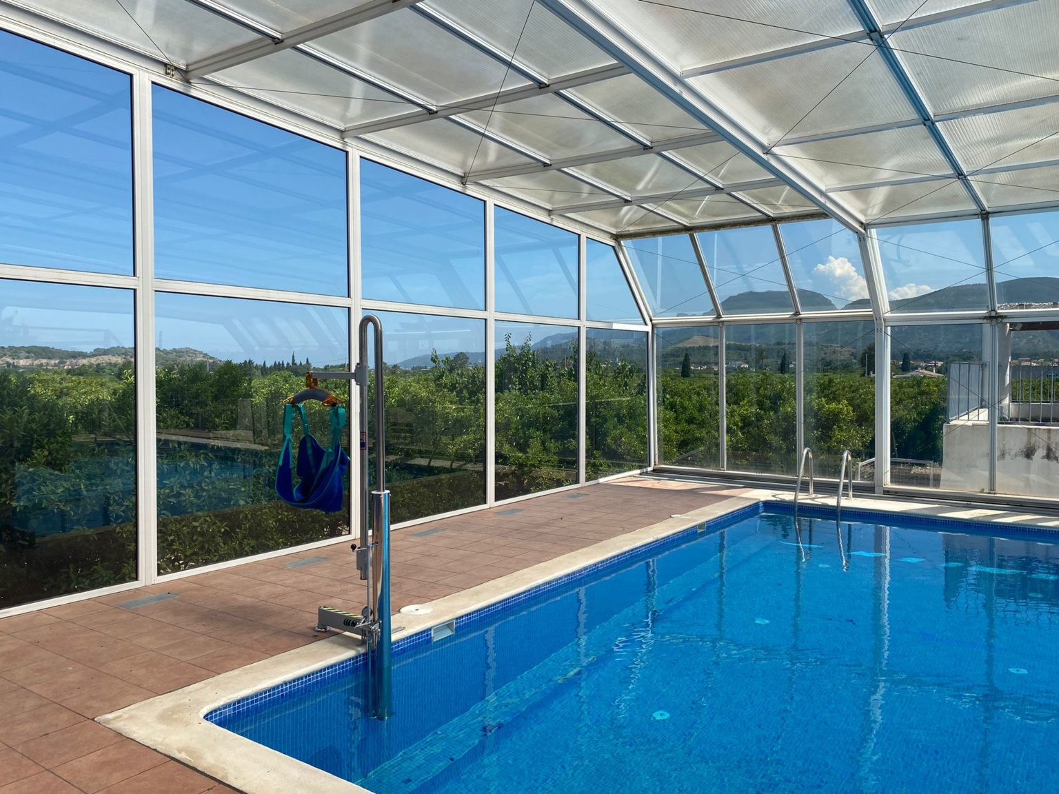 Instalación de un elevador acuático en la piscina de una Casa Rural en Benicull