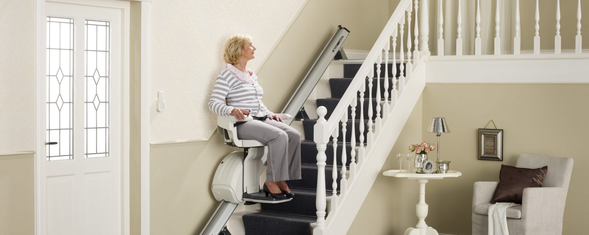 Instalación de una silla salvaescaleras en la Hermandad de Dominicas en Paterna (Valencia)