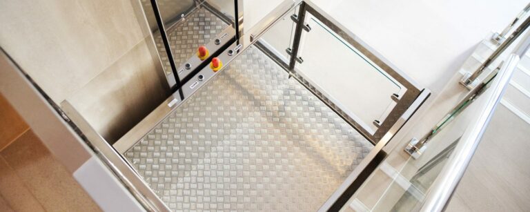 Diseño y fabricación de Plataformas salvaescaleras verticales a medida: EURO.